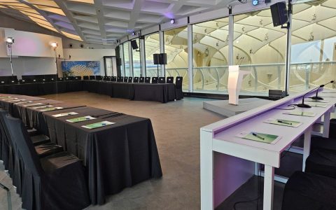 Montaje en O con presidencia y atril