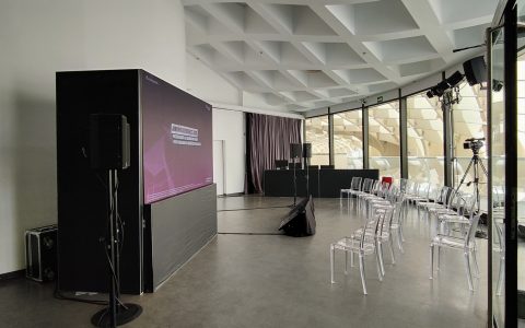 Imagen de la sala Parasol con montaje en anfiteatro y pantalla led de gran formato con difusion en streaming